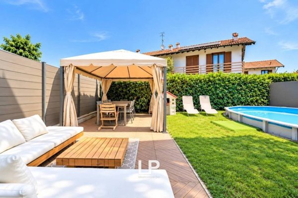casa indipendente in vendita a Sesto Calende in zona Oriano