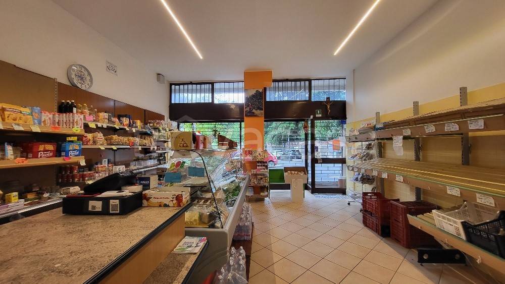 negozio in vendita a Solbiate Arno