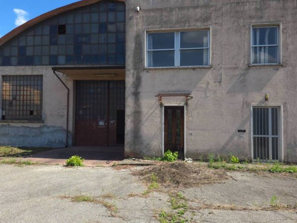 locale commerciale in vendita a Solbiate Arno