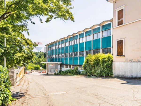 locale commerciale in vendita a Solbiate Arno