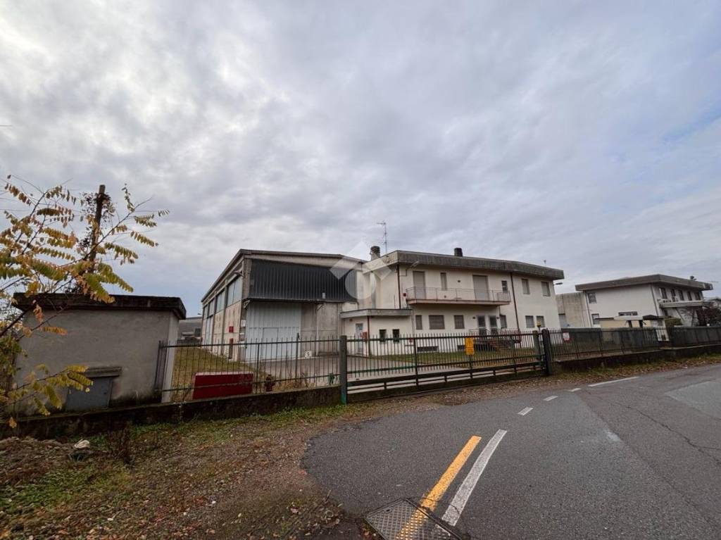 locale commerciale in vendita a Solbiate Olona