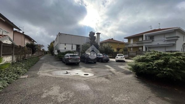 locale di sgombero in vendita a Solbiate Olona