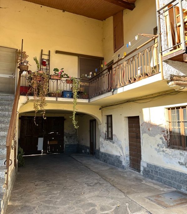 casa indipendente in vendita a Somma Lombardo in zona Coarezza