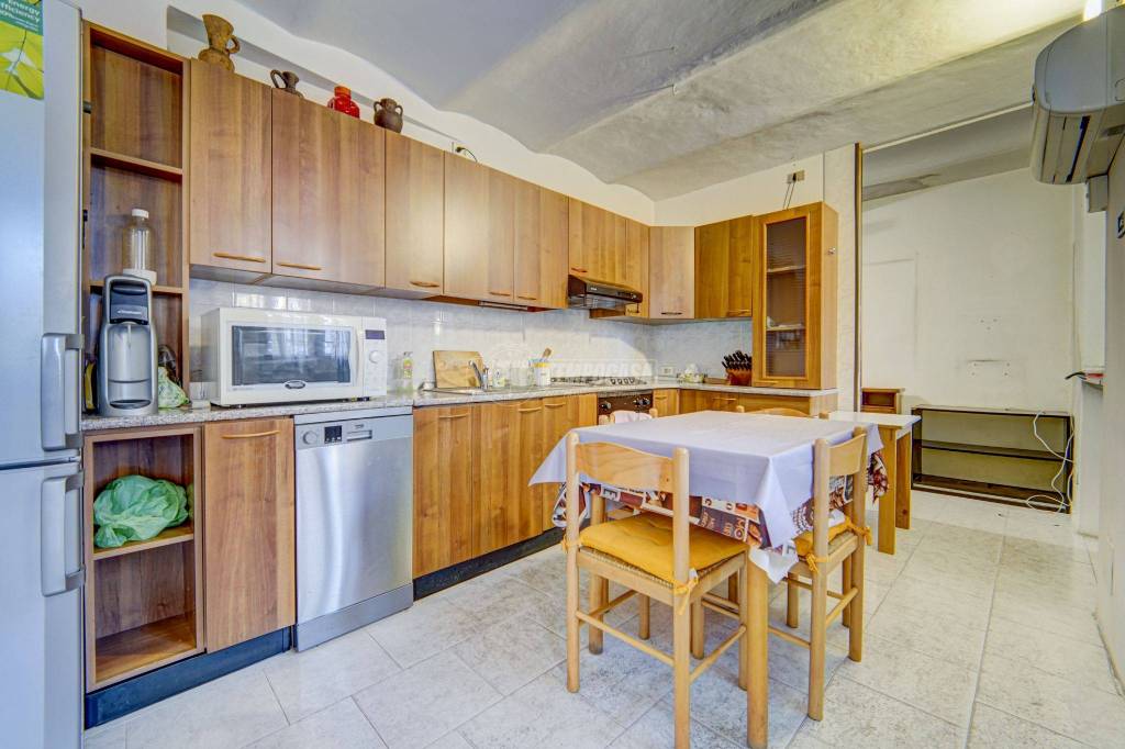 appartamento in vendita a Somma Lombardo in zona Coarezza
