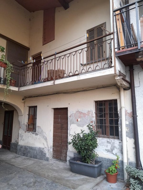 casa indipendente in vendita a Somma Lombardo in zona Coarezza