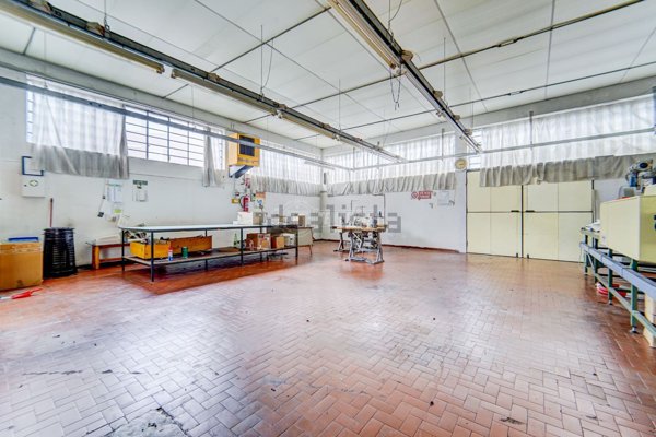 capannone in vendita a Somma Lombardo