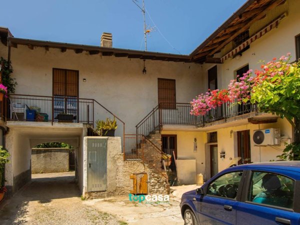 appartamento in vendita a Somma Lombardo in zona Coarezza