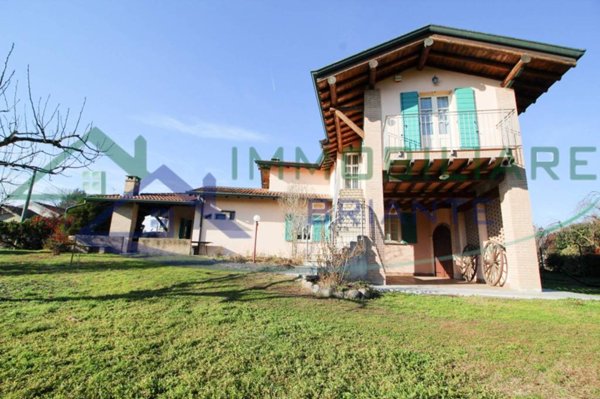 casa indipendente in vendita a Somma Lombardo in zona Coarezza