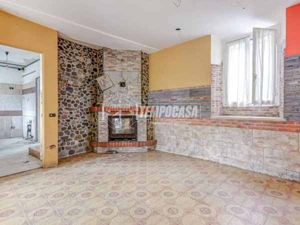 casa indipendente in vendita a Somma Lombardo in zona Coarezza