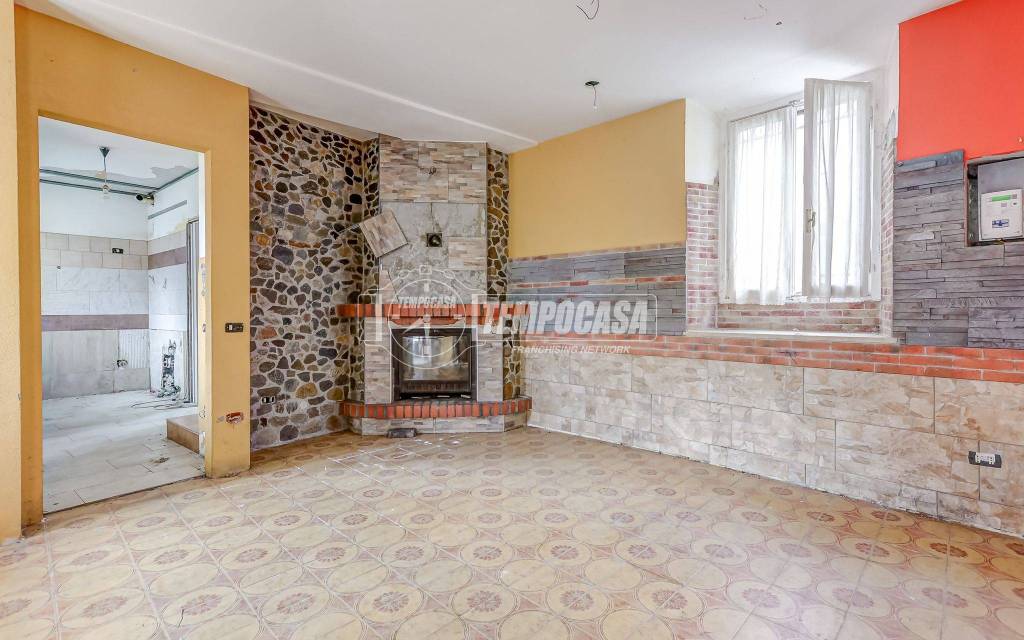 casa indipendente in vendita a Somma Lombardo in zona Coarezza