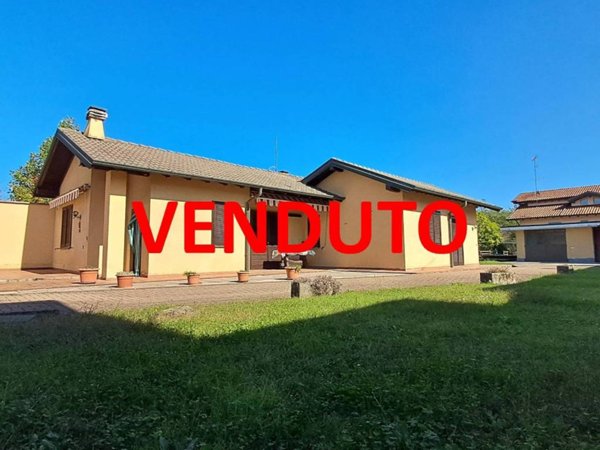 casa indipendente in vendita a Somma Lombardo in zona Coarezza