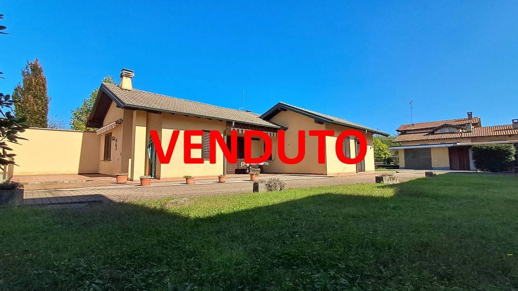 casa indipendente in vendita a Somma Lombardo in zona Coarezza