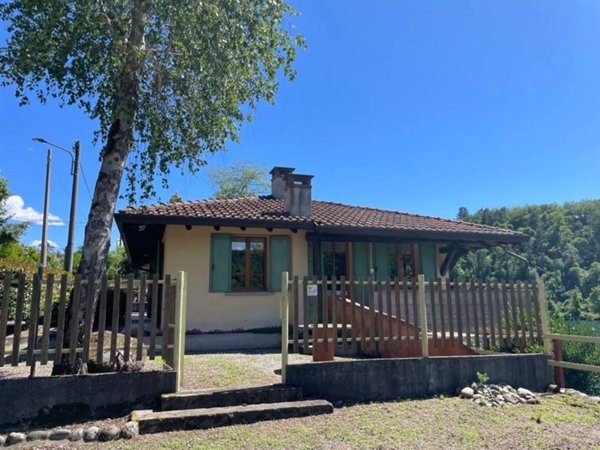 negozio in vendita a Somma Lombardo in zona Coarezza