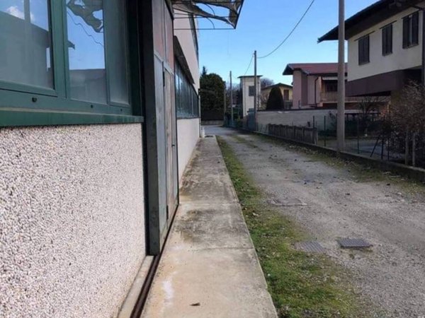 locale commerciale in vendita a Somma Lombardo