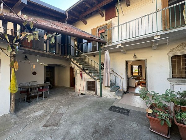casa indipendente in vendita a Somma Lombardo in zona Coarezza