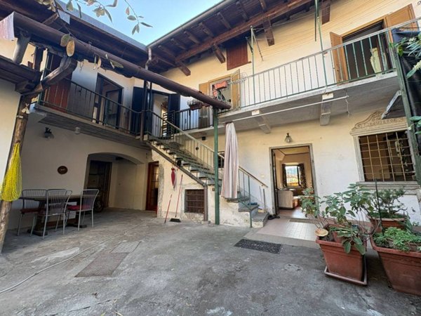casa indipendente in vendita a Somma Lombardo in zona Coarezza