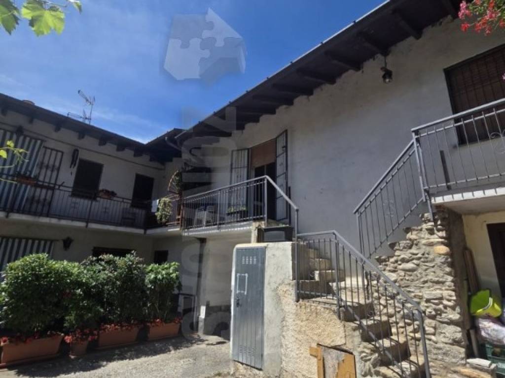 appartamento in vendita a Somma Lombardo in zona Coarezza