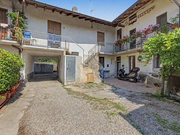 appartamento in vendita a Somma Lombardo in zona Coarezza