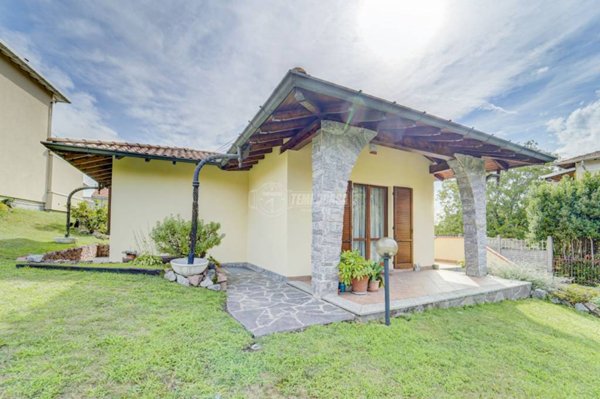 casa indipendente in vendita a Sumirago in zona Quinzano