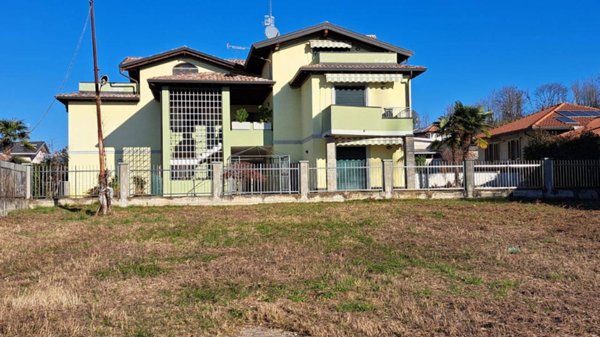 appartamento in vendita a Sumirago in zona Quinzano