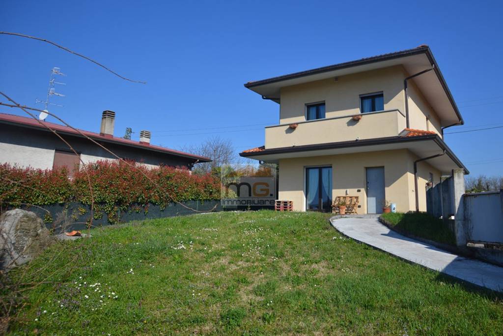 casa indipendente in vendita a Sumirago in zona Quinzano