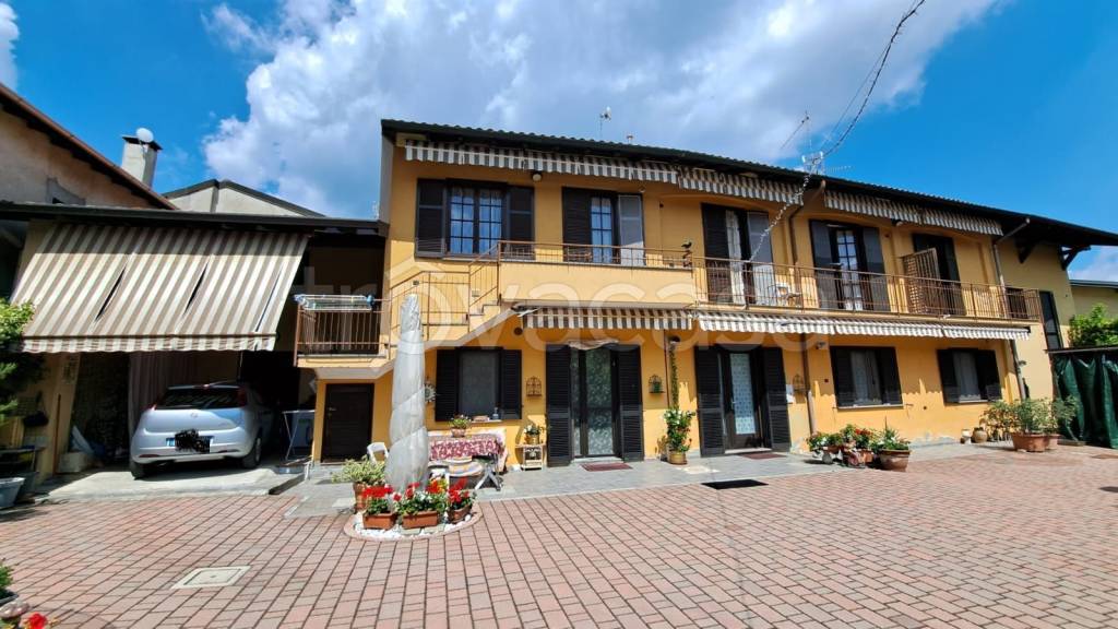 casa indipendente in vendita a Sumirago in zona Quinzano