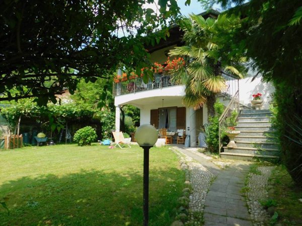 casa indipendente in vendita a Sumirago in zona Quinzano