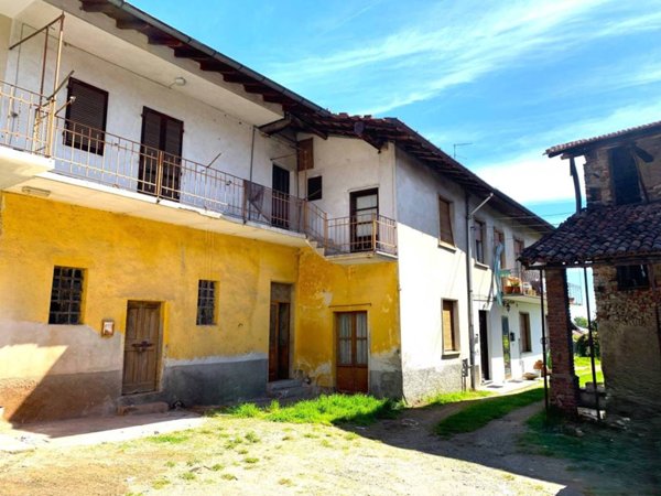 casa indipendente in vendita a Sumirago in zona Menzago