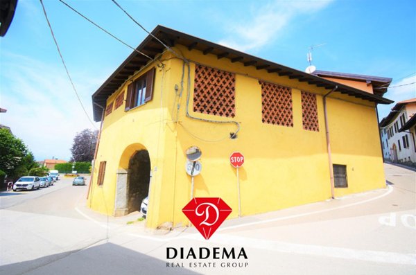 appartamento in vendita a Sumirago in zona Albusciago