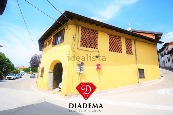 appartamento in vendita a Sumirago in zona Albusciago