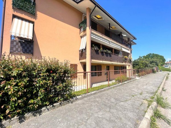 appartamento in vendita a Sumirago in zona Albusciago