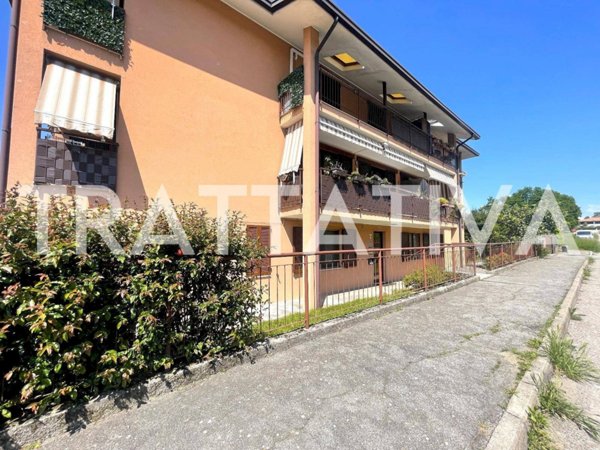 appartamento in vendita a Sumirago in zona Albusciago