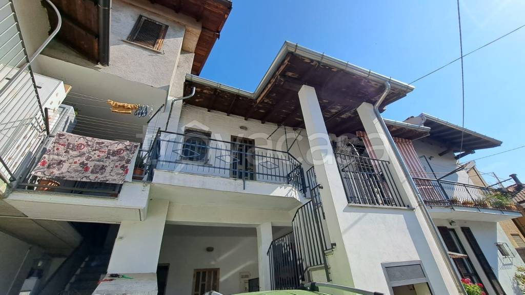 casa indipendente in vendita a Sumirago in zona Albusciago