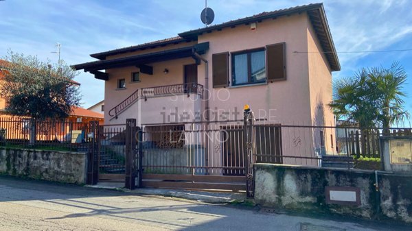 appartamento in vendita a Sumirago in zona Albusciago