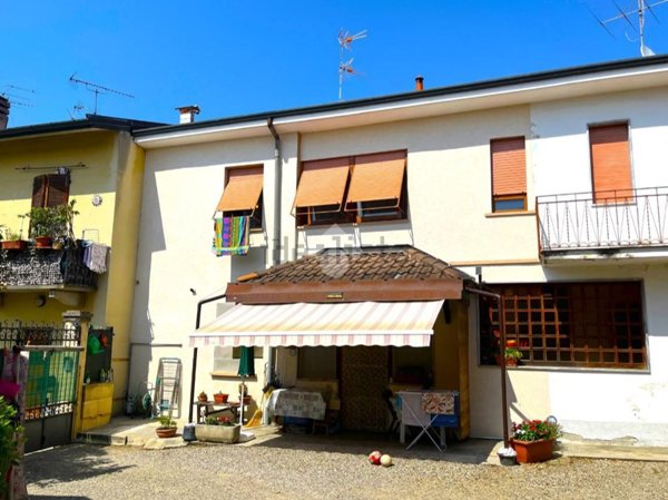 appartamento in vendita a Sumirago in zona Quinzano