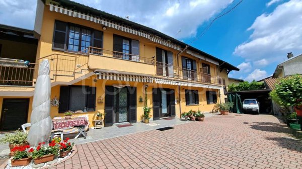 casa indipendente in vendita a Sumirago in zona Quinzano