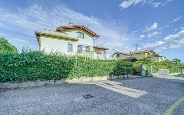 appartamento in vendita a Sumirago in zona Quinzano