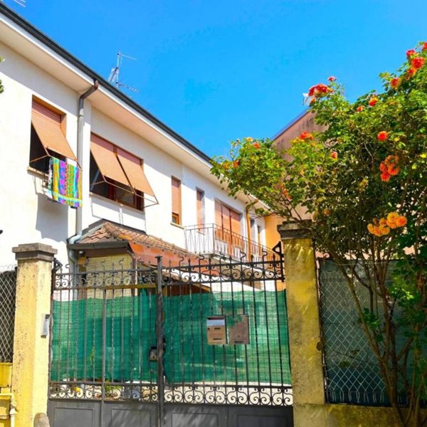 casa indipendente in vendita a Sumirago in zona Quinzano