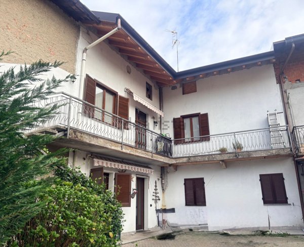 appartamento in vendita a Sumirago in zona Quinzano
