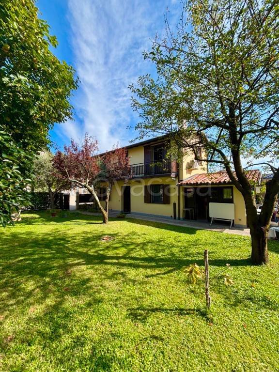 casa indipendente in vendita a Sumirago in zona Caidate