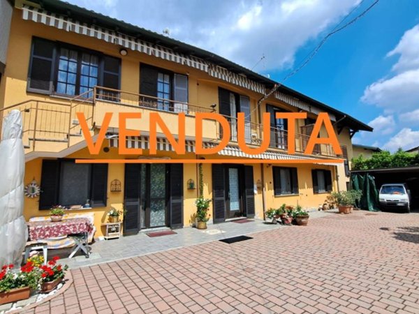 casa indipendente in vendita a Sumirago in zona Quinzano