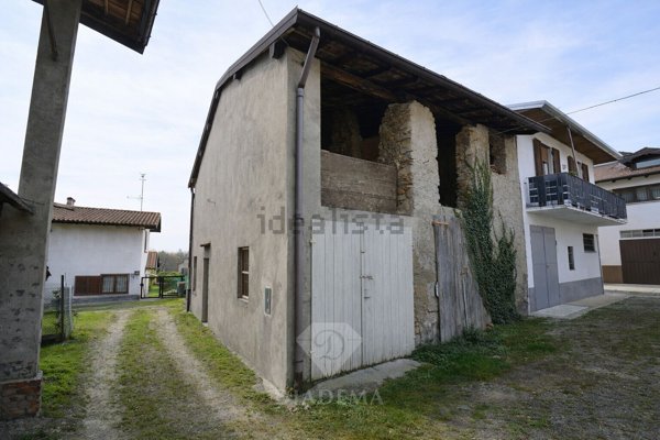 quadrivano in vendita a Sumirago in zona Caidate