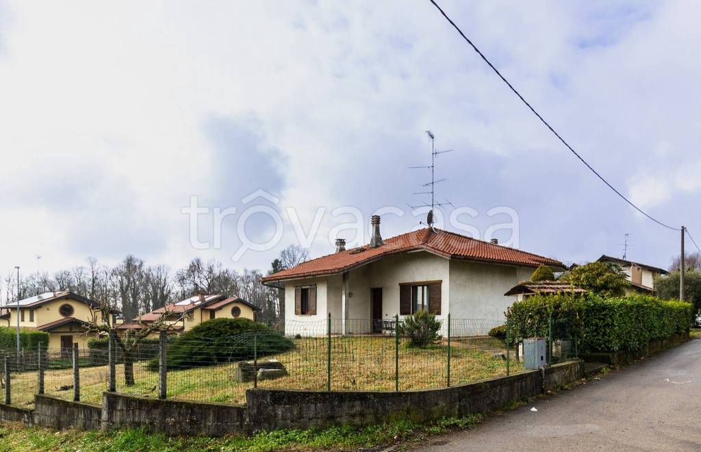 casa indipendente in vendita a Sumirago in zona Albusciago