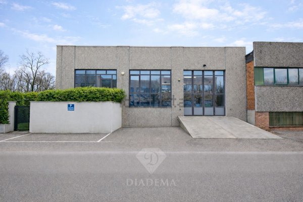 locale di sgombero in vendita a Sumirago