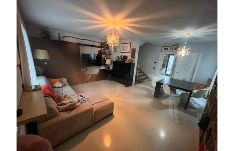 casa indipendente in vendita a Sumirago in zona Quinzano