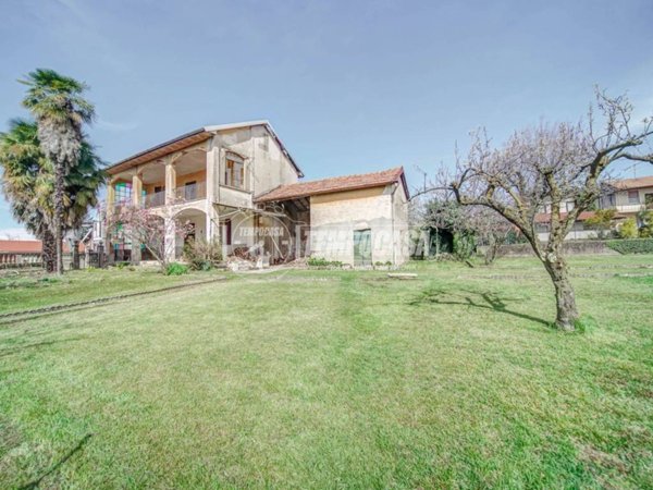 casa indipendente in vendita a Sumirago in zona Menzago