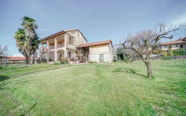casa indipendente in vendita a Sumirago in zona Menzago