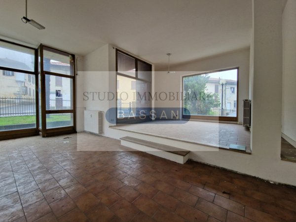 negozio in vendita a Sumirago in zona Albusciago