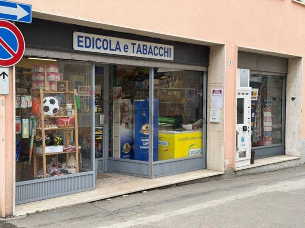 negozio in vendita a Sumirago in zona Caidate