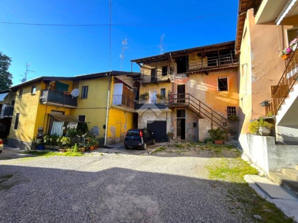appartamento in vendita a Sumirago in zona Menzago